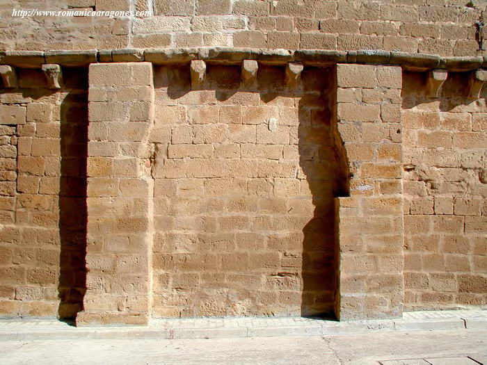 DETALLE DEL MURO SUR, CON LAS MUESCAS DEL LUGAR DONDE ESTUVO LA PORTADA ORIGINAL